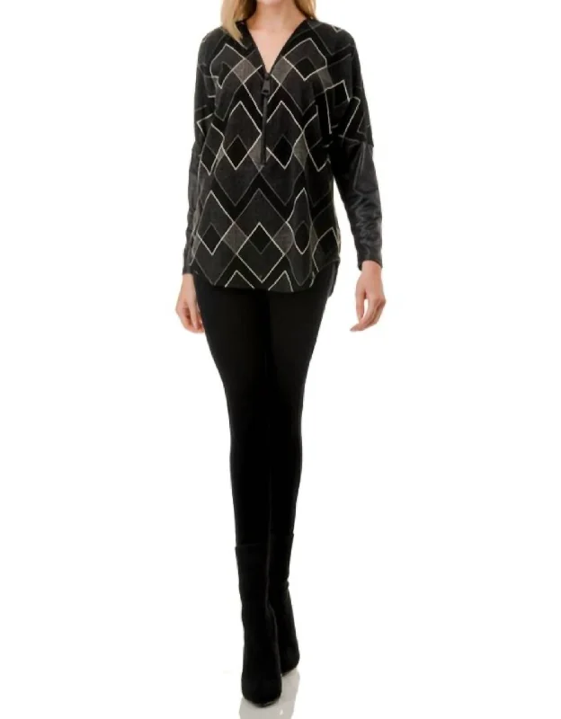 Take Advantage Geometric Zipper Top In Black