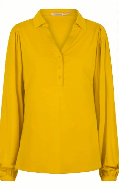 Discount Mania Model Top V-Neck In Yellow